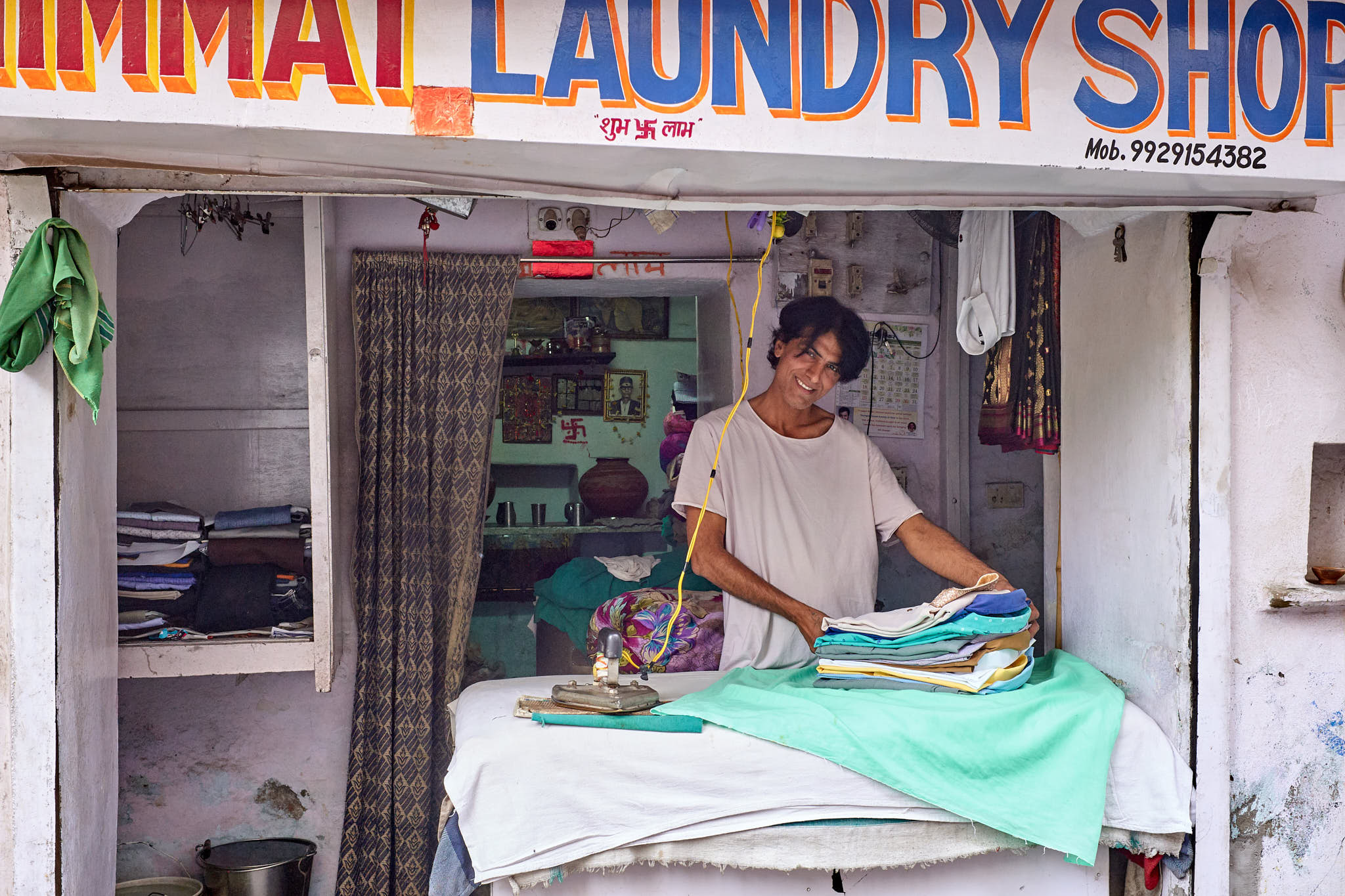 Laundry man in Udaipur, India; LEICA M10 35mm ISO-2000 1/60sec