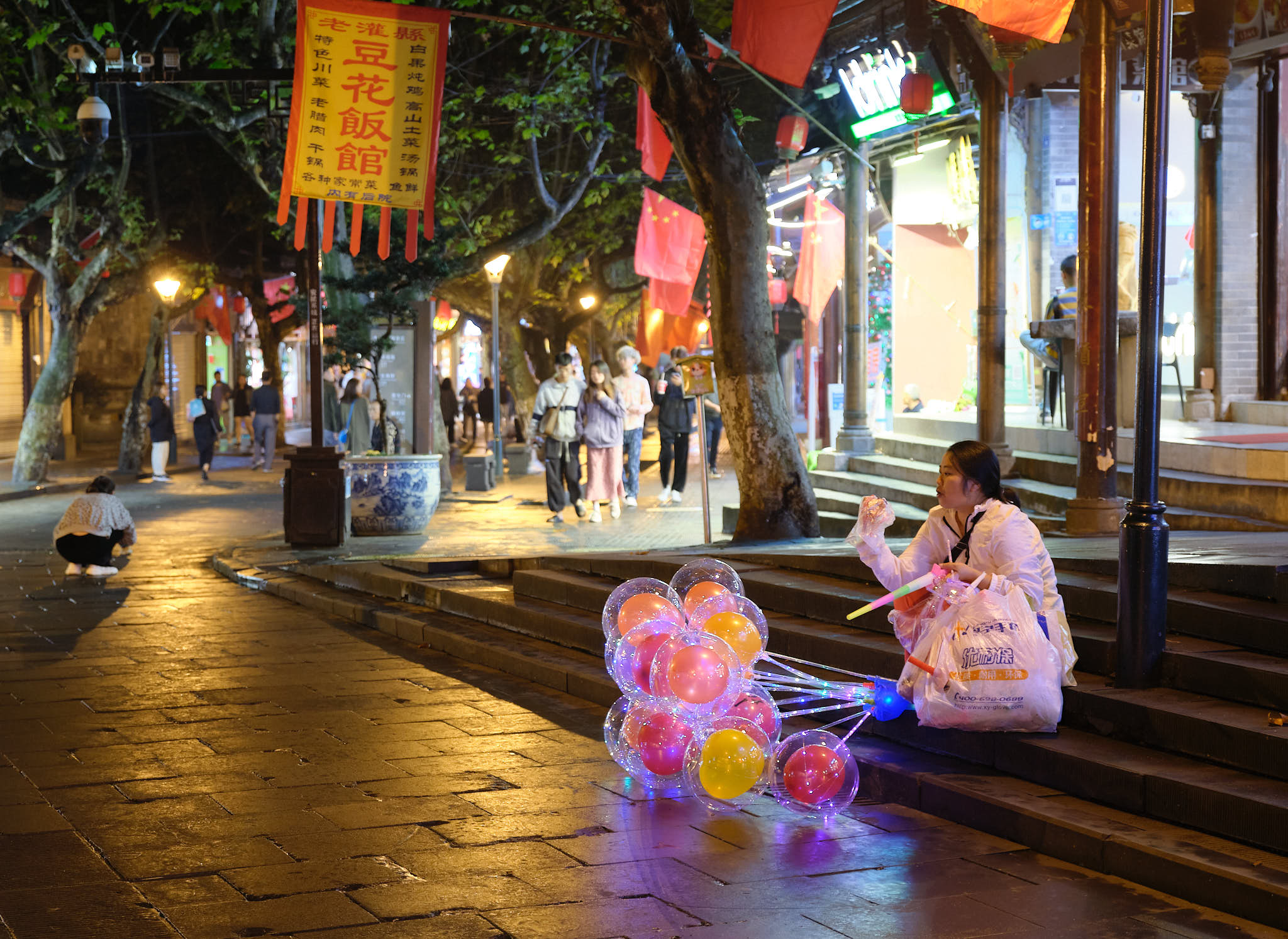 Lady with balloons in Dujiangyan ancient town