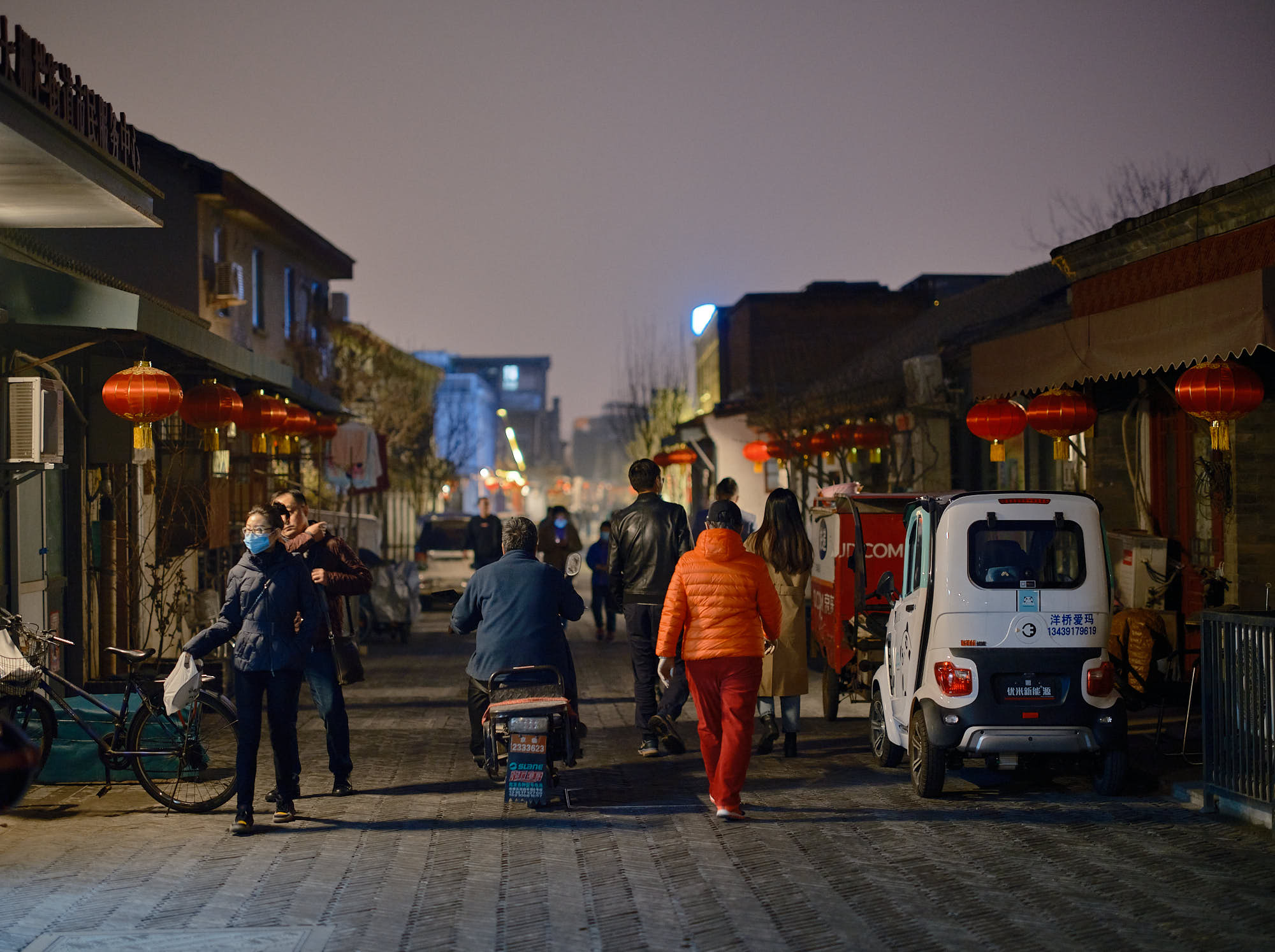 Daily life at night in the Beijing Hutongs