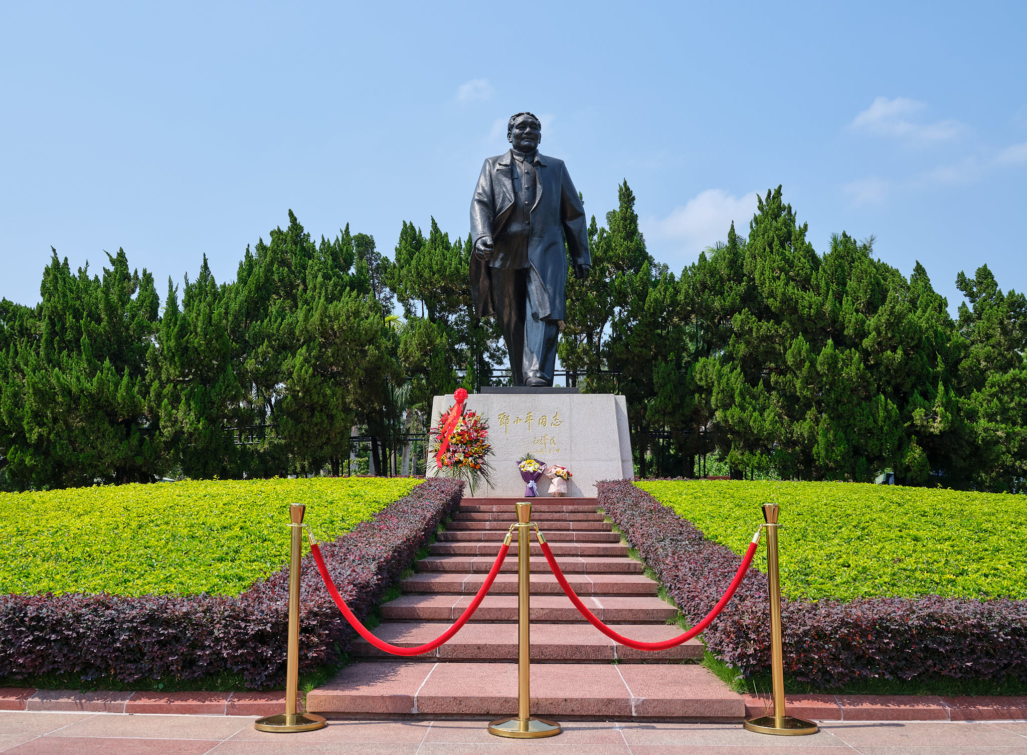 Statue of Deng Xiaoping overlooking Shenzhen