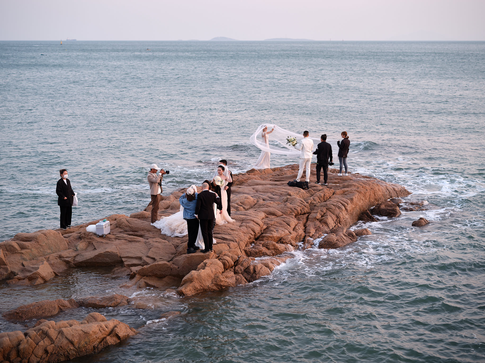 Wedding portraits near the sea in Qingdao