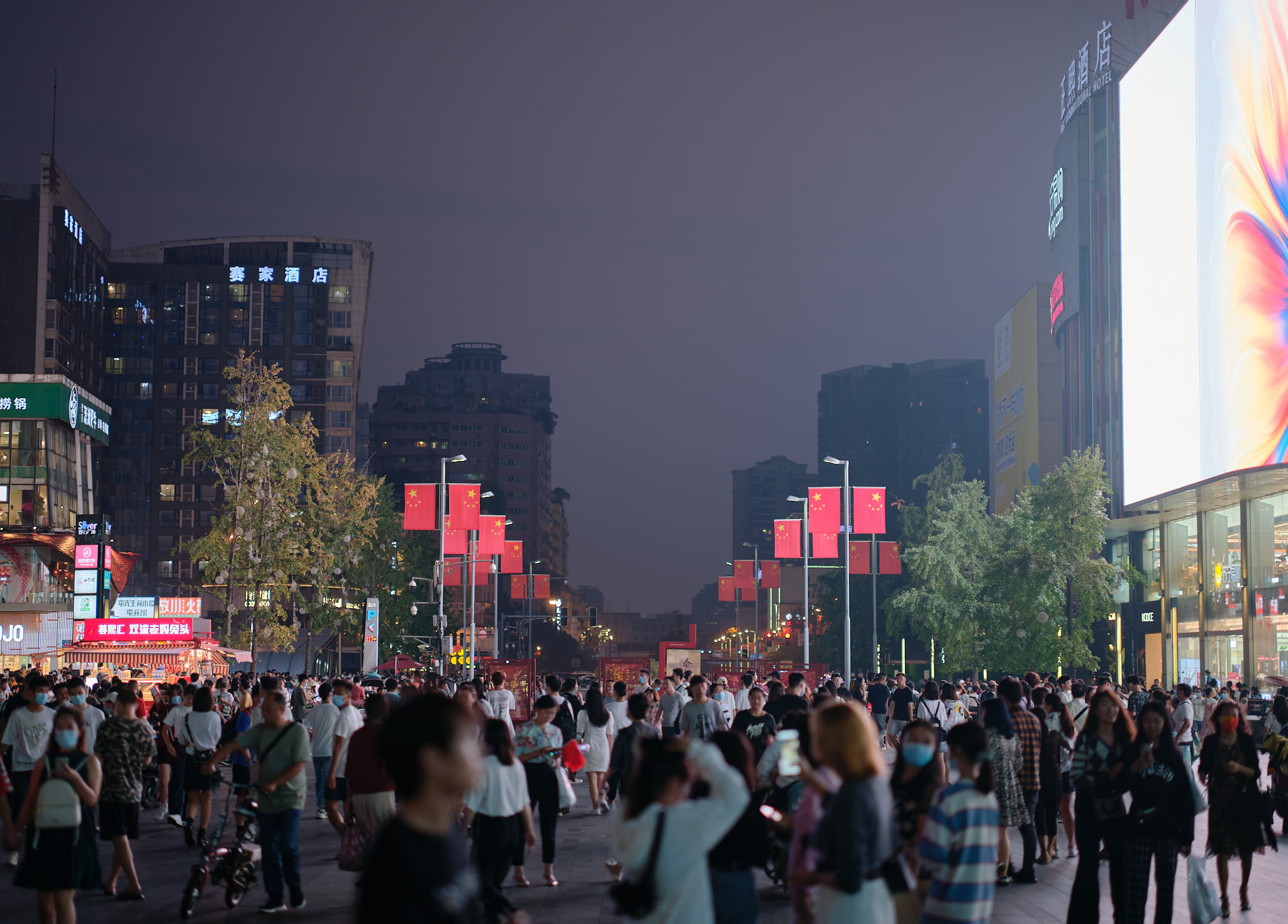 Hoards of people at Chunxi Pedestrian street during Golden Week