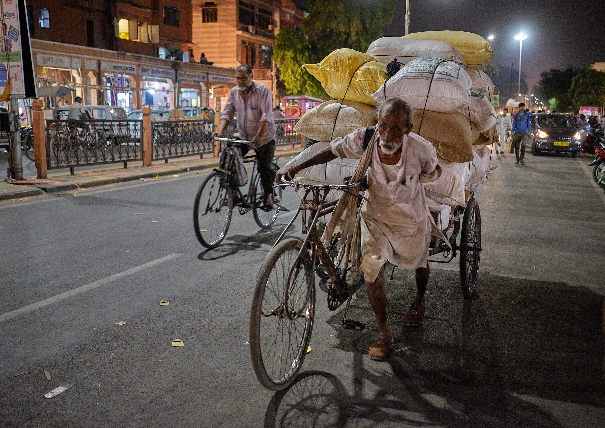 Man pulling a cart in Jaipur